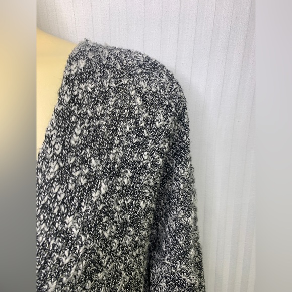 Express Cropped Sweater V-Neck Knit Black White Soft Size Small Cut Out Back - Picture 4 of 14